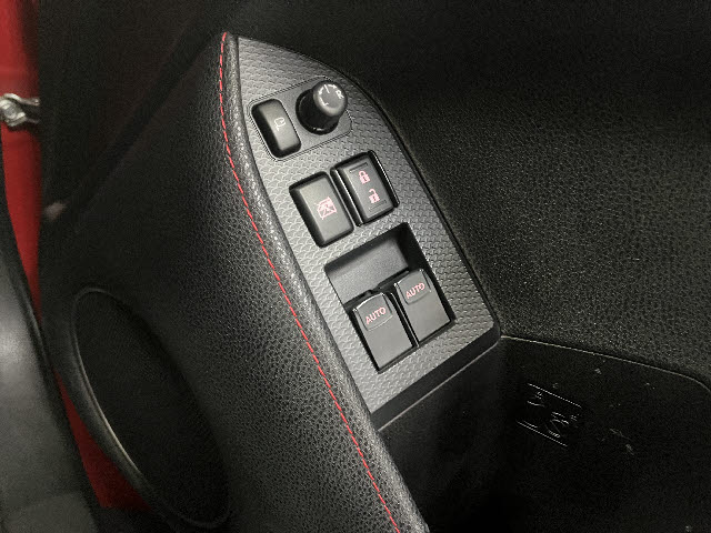８６