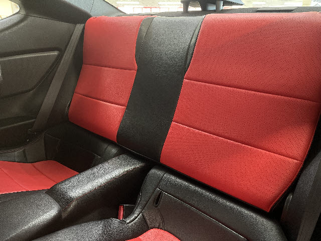 ８６