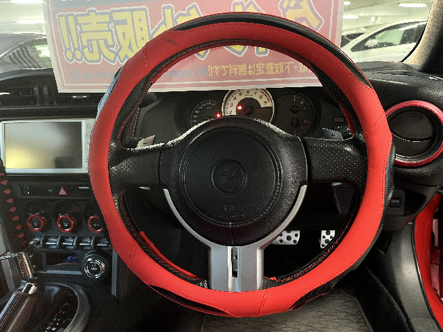 ８６