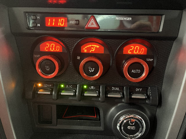 ８６