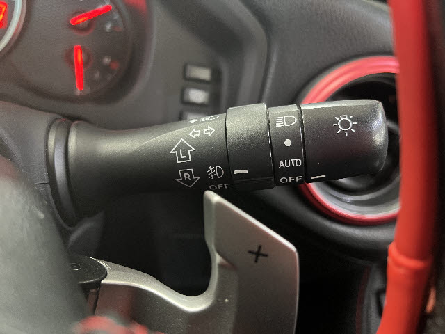 ８６