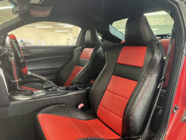 ８６