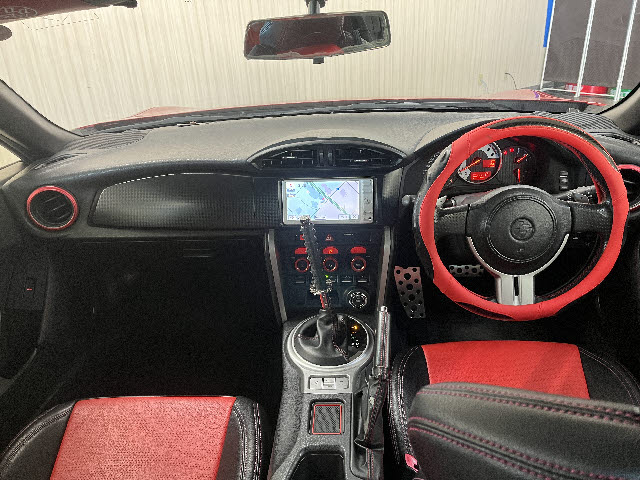 ８６