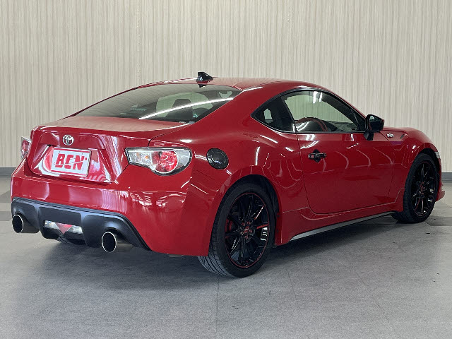８６