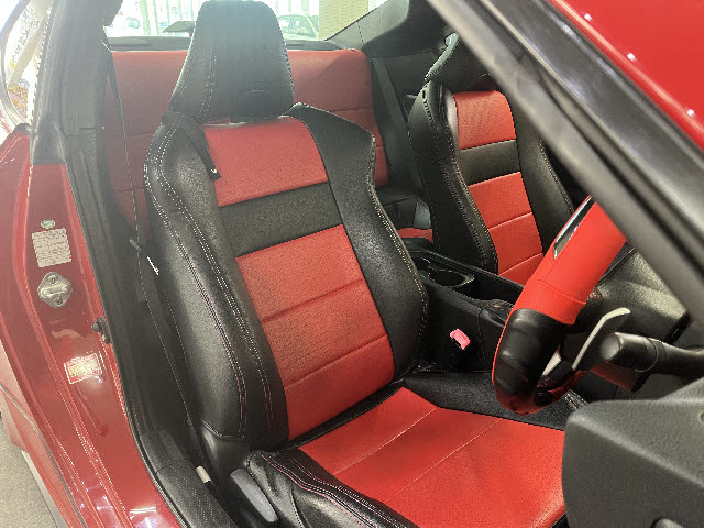 ８６