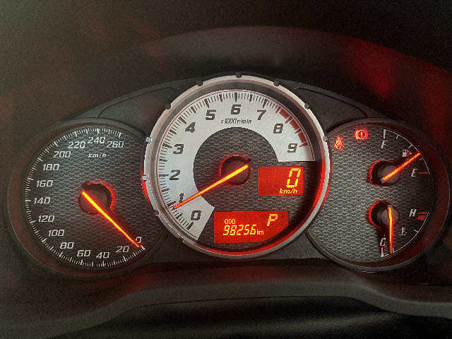８６