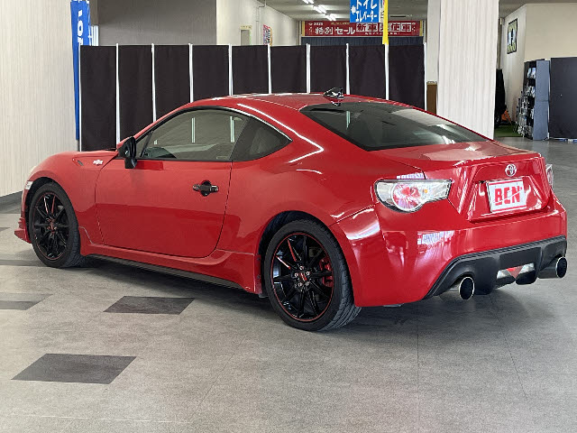 ８６