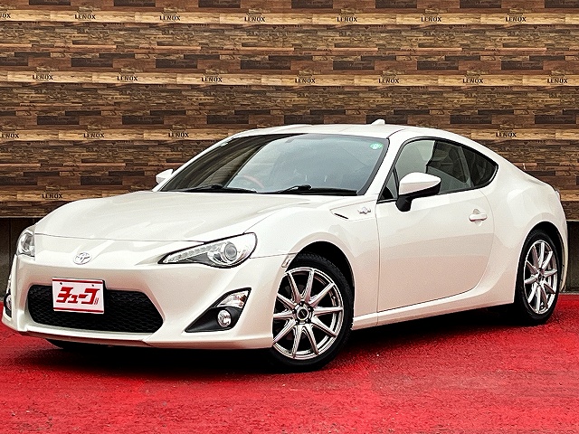 ８６