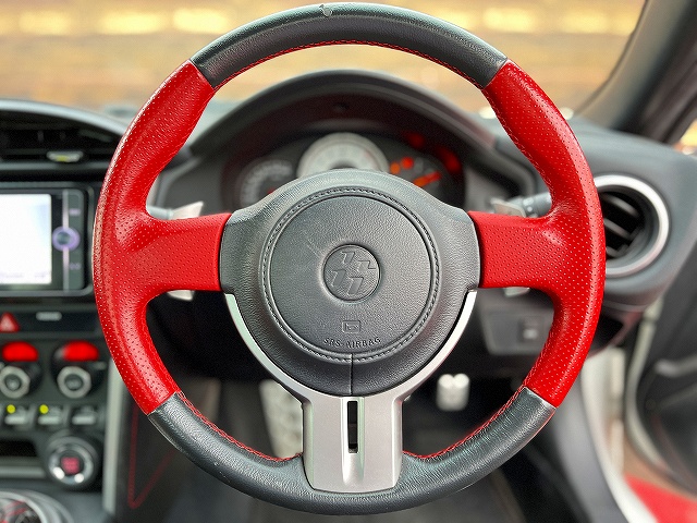 ８６