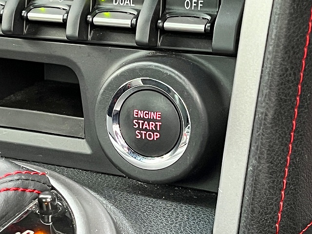 ８６