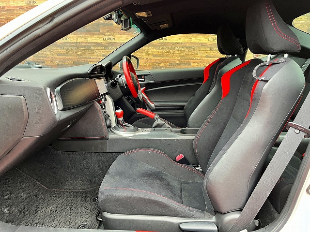 ８６