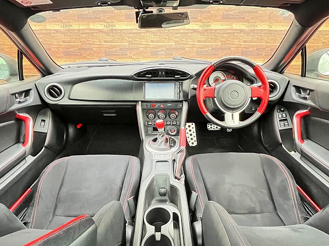 ８６