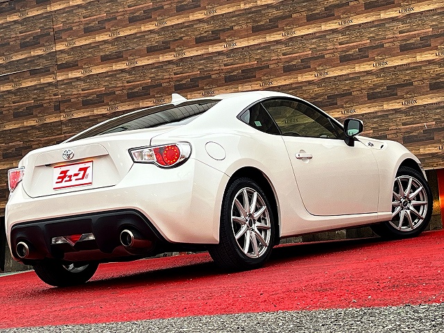 ８６