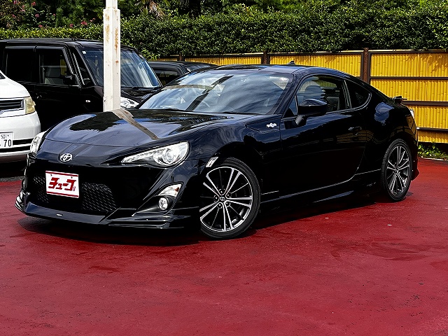 ８６