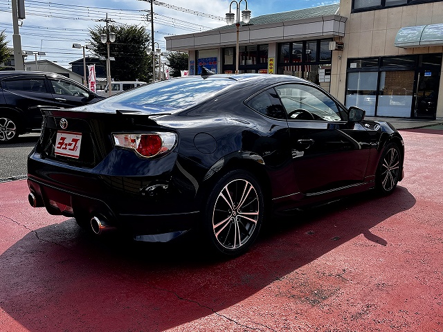 ８６