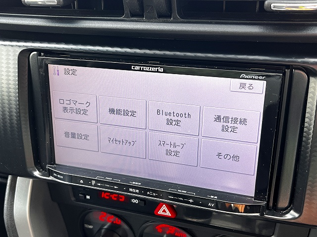 ８６