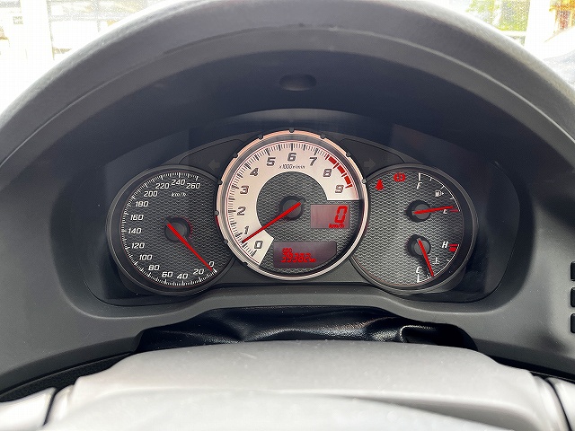 ８６