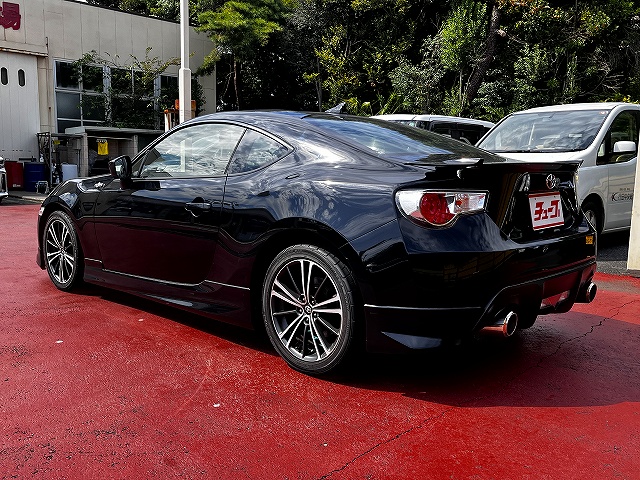 ８６