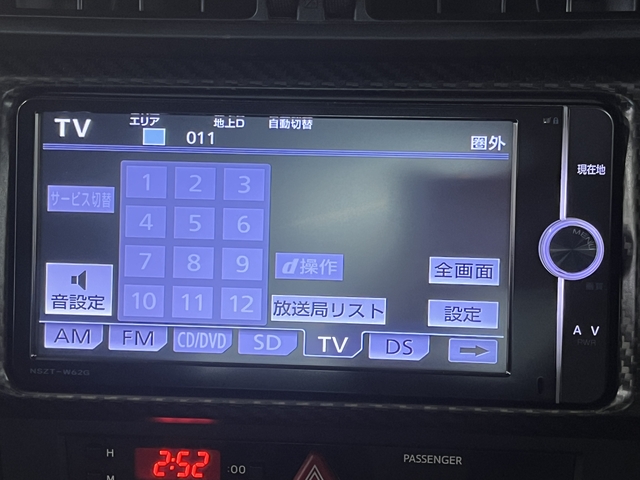 ８６