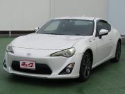 ８６…