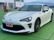 ８６…