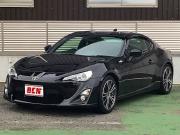 ８６…
