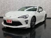 ８６…