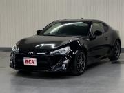８６…