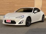 ８６…