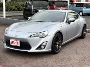 ８６…