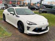 ８６