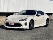 ８６…