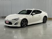 ８６…