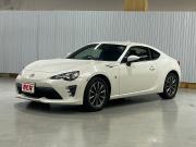 ８６…