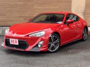 ８６
