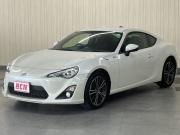 ８６…