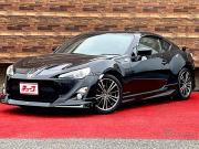 ８６…