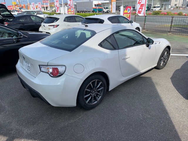 ８６
