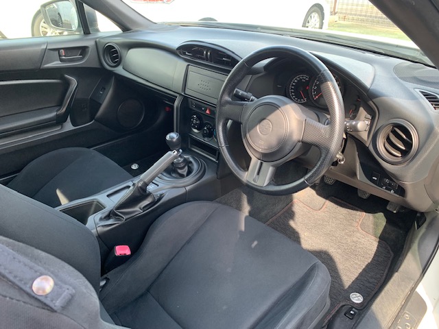 ８６