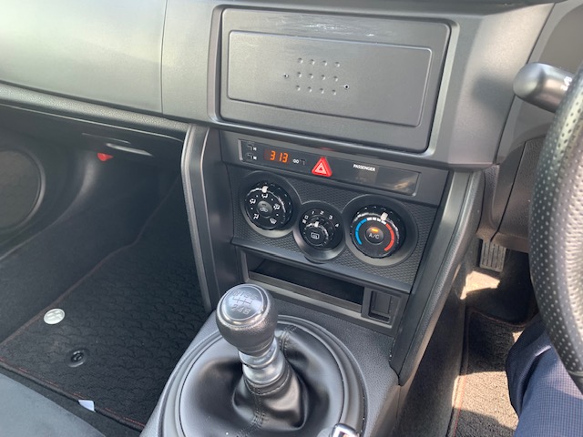 ８６