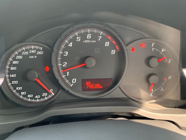 ８６