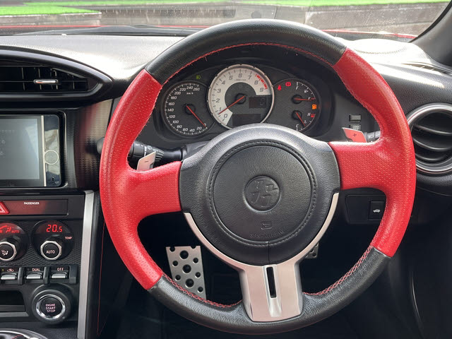８６