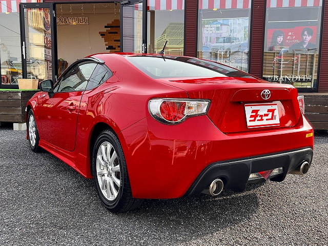 ８６