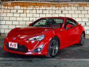 ８６…