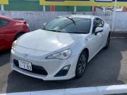 ８６…